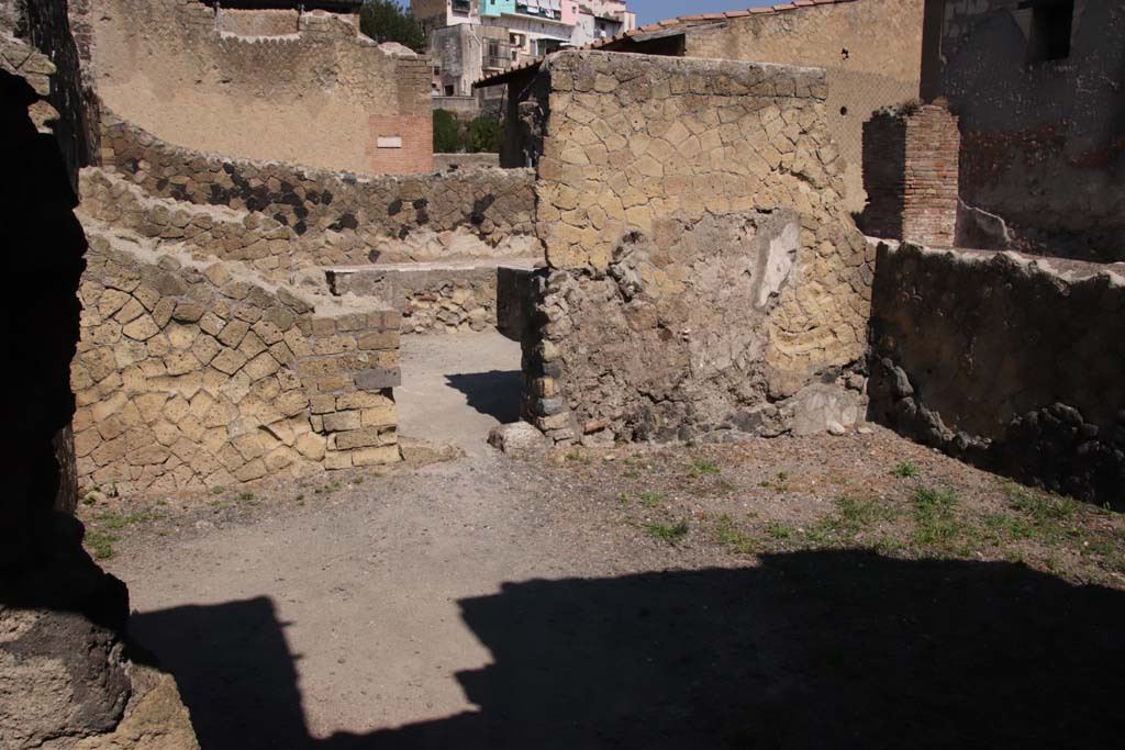 IV.10, Herculaneum, September 2021.
Large room - looking towards doorway in west wall leading into shop-room. Photo courtesy of Klaus Heese.